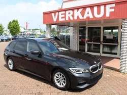 Black sapphire metallic Gebraucht 2022 BMW 318 M Sport Kombi | 31.990 € (Fairer Preis)