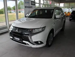 Weiß Gebraucht 2021 Mitsubishi Outlander P-HEV Basis SUV | 23.990 € (Fairer Preis)