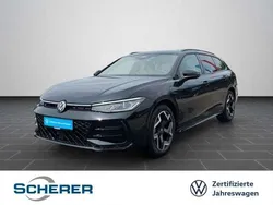 Grenadillschwarz metallic Gebraucht 2024 VW Passat R-line Kombi | 47.600 €