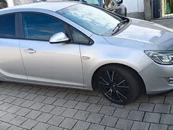 Silber Gebraucht 2011 Opel Astra Design Edition Limousine | 3.000 € (Superpreis)