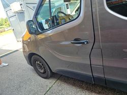 Grau Gebraucht 2016 Renault Trafic Van | 8.990 € (Fairer Preis)