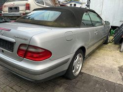 Silber Gebraucht 1999 Mercedes CLK220 Cabrio | 1.350 €