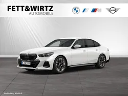 Mineralweiss metallic Gebraucht 2024 BMW 520 Comfort Edition Limousine | 52.888 € (Etwas zu teuer)