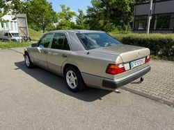 Grau Gebraucht 1992 Mercedes E220 Limousine | 8.900 €