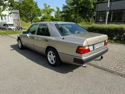 Grau Gebraucht 1992 Mercedes E220 Limousine | 9.400 €