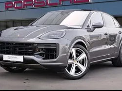 Grau Gebraucht 2024 Porsche Cayenne Turbo E-Hybrid SUV | 181.488 €