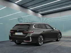 Grau Gebraucht 2024 BMW 520 M Sport Kombi | 52.799 € (Superpreis)