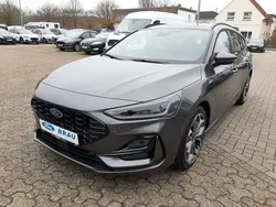 Grau Neu 2024 Ford Focus ST-Line X Limousine | 37.990 €