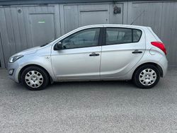 Silber Gebraucht 2013 Hyundai i20 Classic Limousine | 1.850 € (Etwas zu teuer)