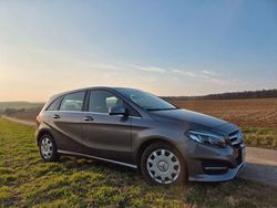 Grau Gebraucht 2017 Mercedes B180 Van / Kleinbus | 9.800 € (Fairer Preis)