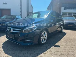 Blau Gebraucht 2016 Mercedes B200 Van / Kleinbus | 13.900 € (Fairer Preis)