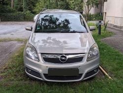 Silber Gebraucht 2007 Opel Zafira Van / Kleinbus | 3.990 € (Teuer)