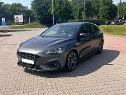 Grau Gebraucht 2018 Ford Focus ST-Line Limousine | 18.900 € (Etwas zu teuer)