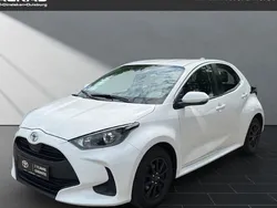 Weiß Gebraucht 2021 Toyota Yaris Comfort Limousine | 12.950 € (Fairer Preis)