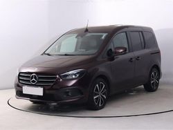 Rot Gebraucht 2024 Mercedes 180 Premium Limousine | 26.990 € (Fairer Preis)