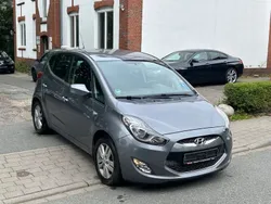 Grau Gebraucht 2015 Hyundai ix20 Edition Van / Kleinbus | 6.900 € (Fairer Preis)