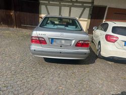 Silber Gebraucht 2002 Mercedes E240 Limousine | 9.000 € (Teuer)