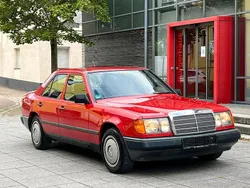 Rot Gebraucht 1989 Mercedes E200 Limousine | 2.850 €