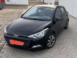 Schwarz Gebraucht 2015 Hyundai i20 YES! Silver Limousine | 9.300 € (Fairer Preis)