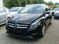 Schwarz metallic Gebraucht 2015 Mercedes B180 Style Van / Kleinbus | 13.990 € (Fairer Preis)
