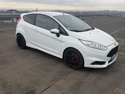 Weiß Gebraucht 2016 Ford Fiesta ST Kleinwagen | 9.990 € (Fairer Preis)