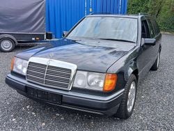 Blauschwarz Gebraucht 1991 Mercedes E300 Kombi | 8.800 €