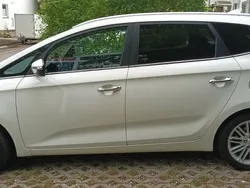 Weiß Gebraucht 2018 Kia Carens Attract Van / Kleinbus | 12.600 € (Guter Preis)