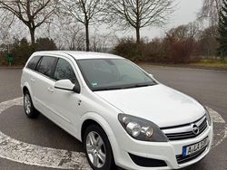 Weiß Gebraucht 2010 Opel Astra Edition Limousine | 3.200 € (Guter Preis)