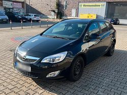 Schwarz Gebraucht 2011 Opel Astra Kombi | 5.200 € (Etwas zu teuer)