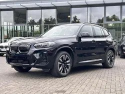 Carbonschwarz (metallic) Gebraucht 2024 BMW iX3 Sport Line SUV | 48.640 € (Superpreis)