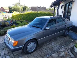 Grau Gebraucht 1992 Mercedes E300 Limousine | 8.999 €