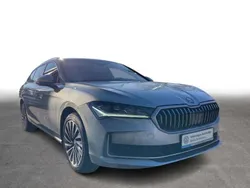 Pebble silber metallic/pebble Gebraucht 2024 Skoda Superb LAURIN & KLEMENT Kombi | 44.444 €