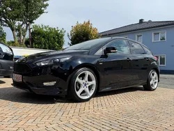 Schwarz Gebraucht 2018 Ford Focus ST-Line Limousine | 11.990 € (Superpreis)