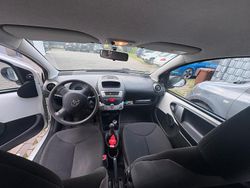 Weiß Gebraucht 2013 Toyota Aygo Kleinwagen | 3.000 €