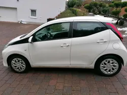 Weiß Gebraucht 2020 Toyota Aygo X-play Kleinwagen | 11.200 € (Fairer Preis)