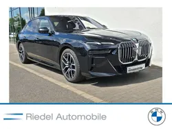 Saphirschwarz metallic Gebraucht 2024 BMW 740 M Sport Limousine | 89.590 € (Fairer Preis)