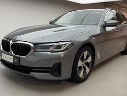 Skyscraper grau metallic Gebraucht 2023 BMW 520 Sport Line Kombi | 31.199 € (Superpreis)
