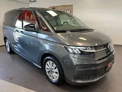 Indiumgrau Gebraucht 2024 VW Multivan Style Van / Kleinbus | 53.490 € (Guter Preis)