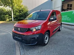 Rot Gebraucht 2021 Peugeot Partner Van / Kleinbus | 18.490 € (Fairer Preis)