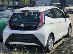 Weiß Gebraucht 2017 Toyota Aygo X-play Kleinwagen | 8.800 € (Fairer Preis)