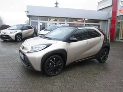 Ginger beige metallic/ night sky black Gebraucht 2022 Toyota Aygo x-style Kleinwagen | 20.950 €