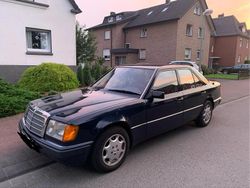 Blau Gebraucht 1990 Mercedes E230 Limousine | 6.700 €