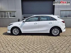 Deluxeweiß metallic Neu 2025 Kia Ceed Vision Limousine | 24.150 € (Fairer Preis)