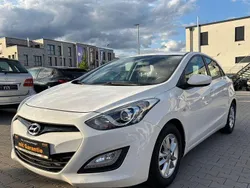 Weiß Gebraucht 2014 Hyundai i30 Edition Limousine | 8.890 € (Fairer Preis)