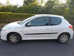 Weiß Gebraucht 2009 Peugeot 206+ Kleinwagen | 2.000 €