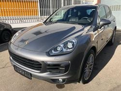 Grau Gebraucht 2016 Porsche Cayenne SUV | 31.900 € (Teuer)