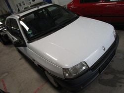 Weiß Gebraucht 1993 Renault Clio Limousine | 1.985 €