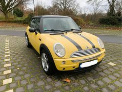 Gelb Gebraucht 2002 Mini Cooper Kleinwagen | 600 €