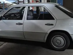 Weiß Gebraucht 1990 Mercedes E250 Limousine | 3.999 €