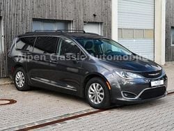Grau Gebraucht 2017 Chrysler Pacifica Van / Kleinbus | 17.700 € (Etwas zu teuer)
